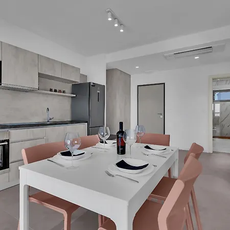 Beachfront Srzic Apartment *